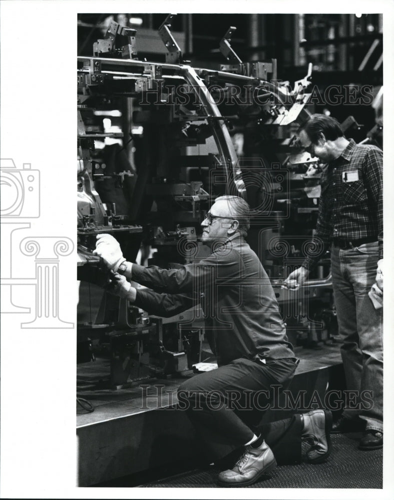 1989 Press Photo Leonard Chorba and Ken Harbaugh Check Tolerances of the GM 200 - Historic Images