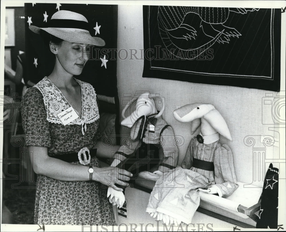 1982 Press Photo Whimsical Soft Sculpture creatures in Lakewood Arts Festival - Historic Images