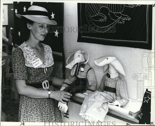 1982 Press Photo Whimsical Soft Sculpture creatures in Lakewood Arts Festival - Historic Images
