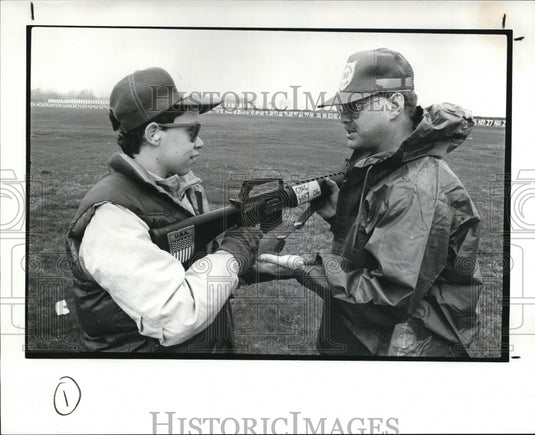 1989 Press Photo Loren Metzler and Sgt. James Durbin at Camp Berry - Historic Images