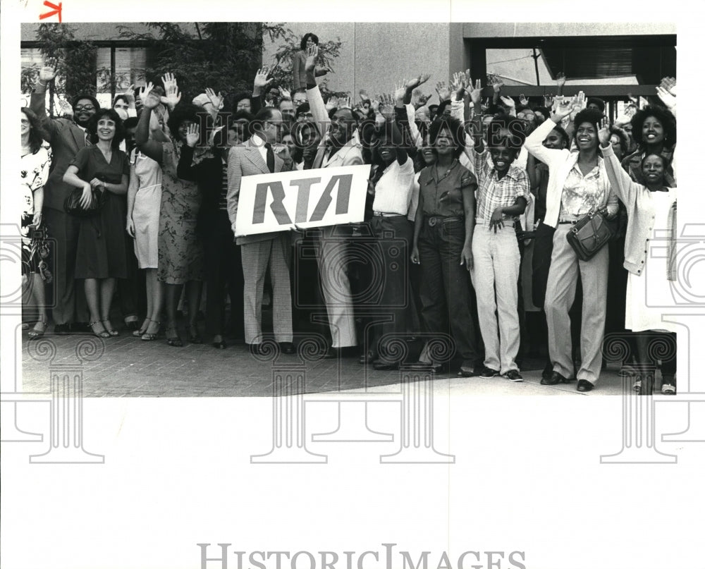 1980 Press Photo  RTA Employees wace to Schwartz&#39;s at State Office Building. - Historic Images