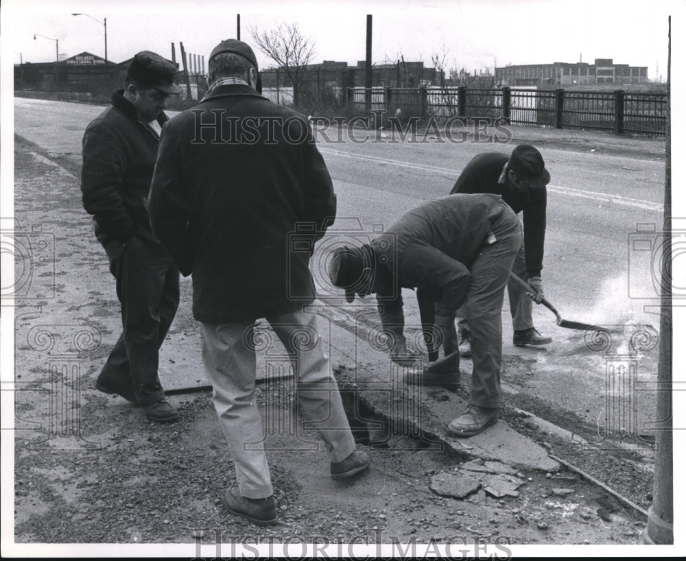 1971 Crew from Bridgest Docks, repair Pittsburgh Hts. Bridge - Historic Images