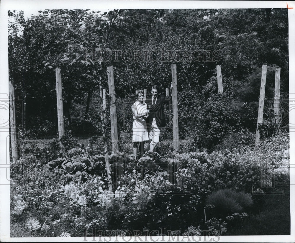 1974 Press Photo Dr. and Mrs. James Lowder at Gardenview Horticultural Park - Historic Images