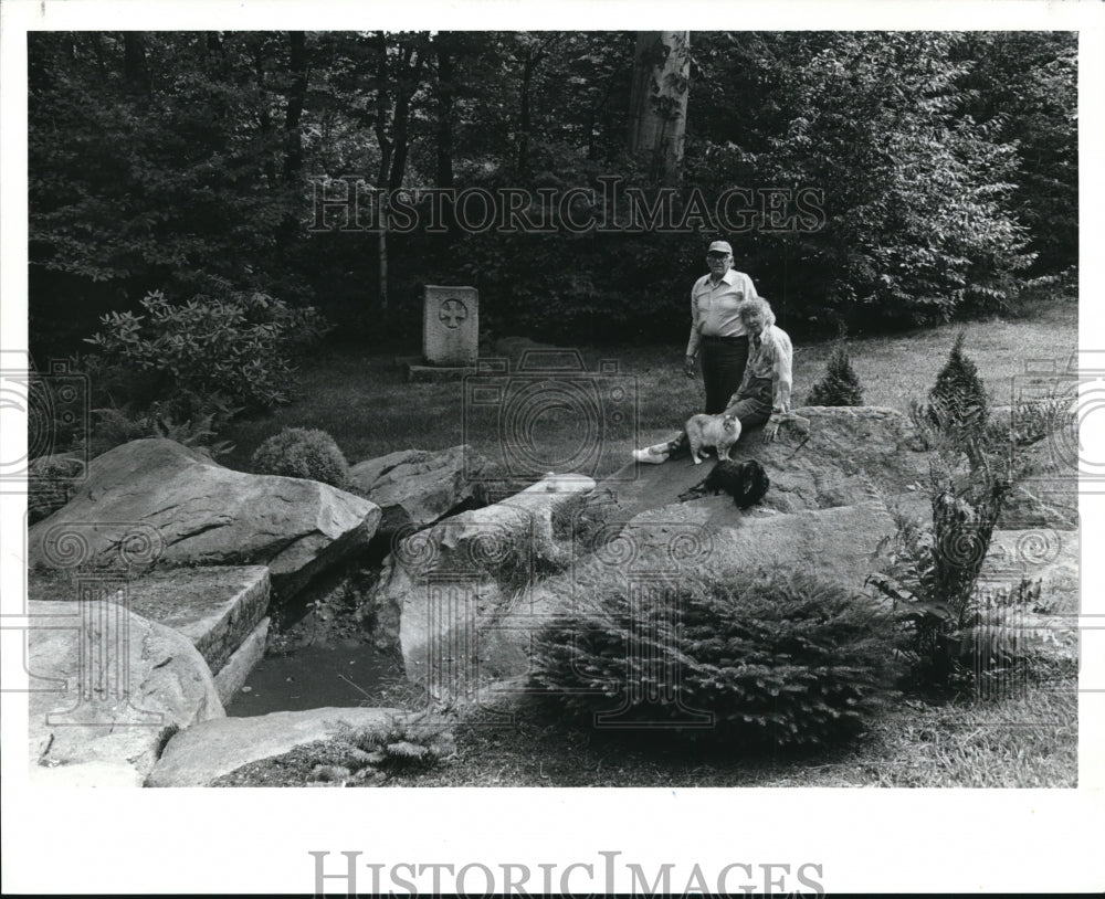 1989 Press Photo Bob and Irma Greene and Dog Pepper and Cat Missy - Historic Images