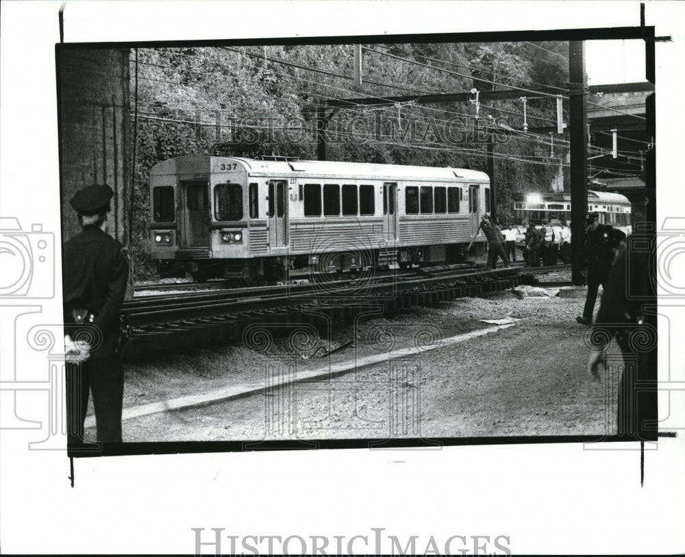 1989 Press Photo Workmen attempt RTA Car back on the tracks after it derailed - Historic Images