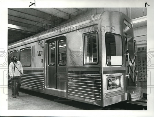 1983 Press Photo RTA worker Gary M. Helton and the new RTA Rapid car - Historic Images