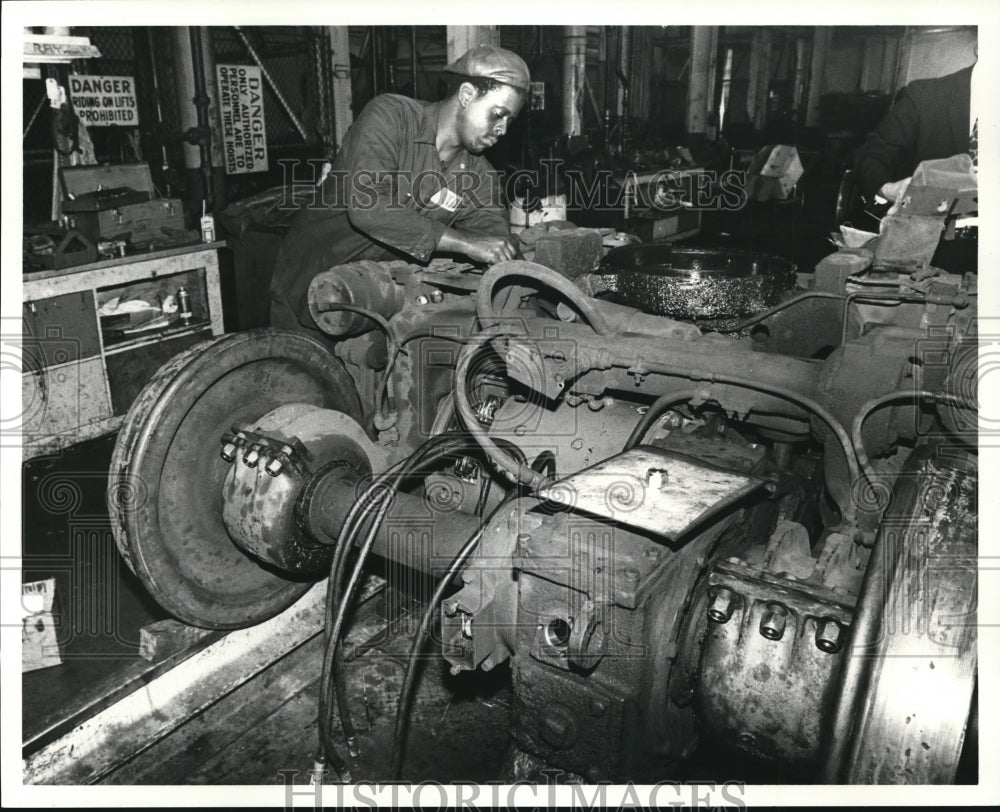 1981 Press Photo Stanley Hudson works on the Rapid Transit car - Historic Images