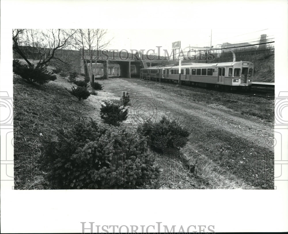 1988 Press Photo The RTA Rapid tracks at W 25 Station cleaned up - Historic Images