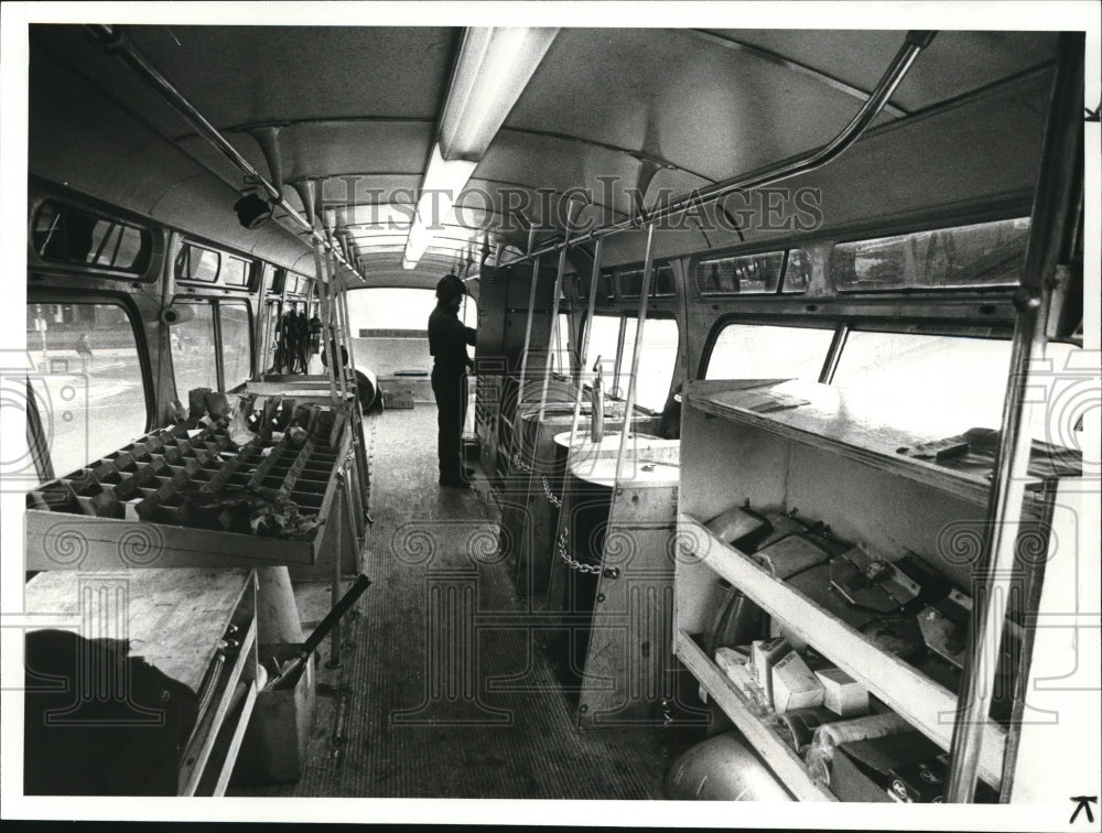 1983 Press Photo Paul Klomfahs, in the RTA Mobile Repair Unit. - Historic Images