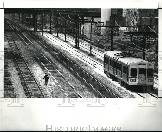1989 Press Photo RTA policeman guards the RTA tracks between Triskett & Lorain - Historic Images