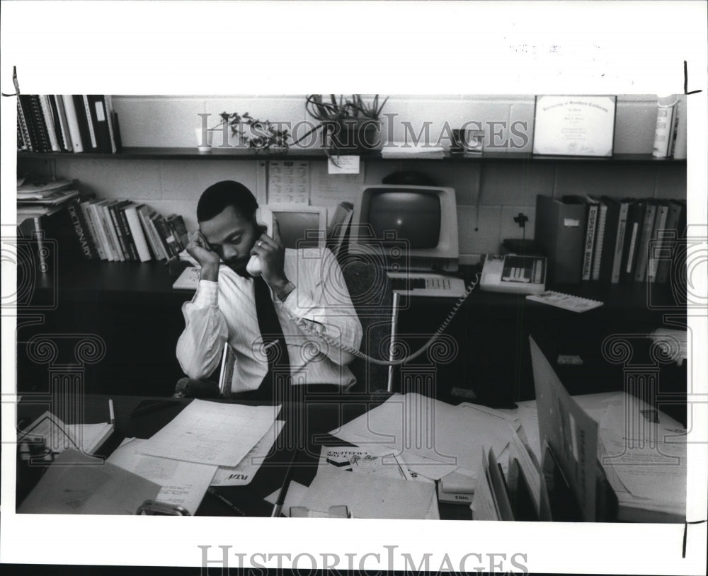 1989 Press Photo Wayne Simmons, CRT coordinator for the Rapid Transit Authority - Historic Images