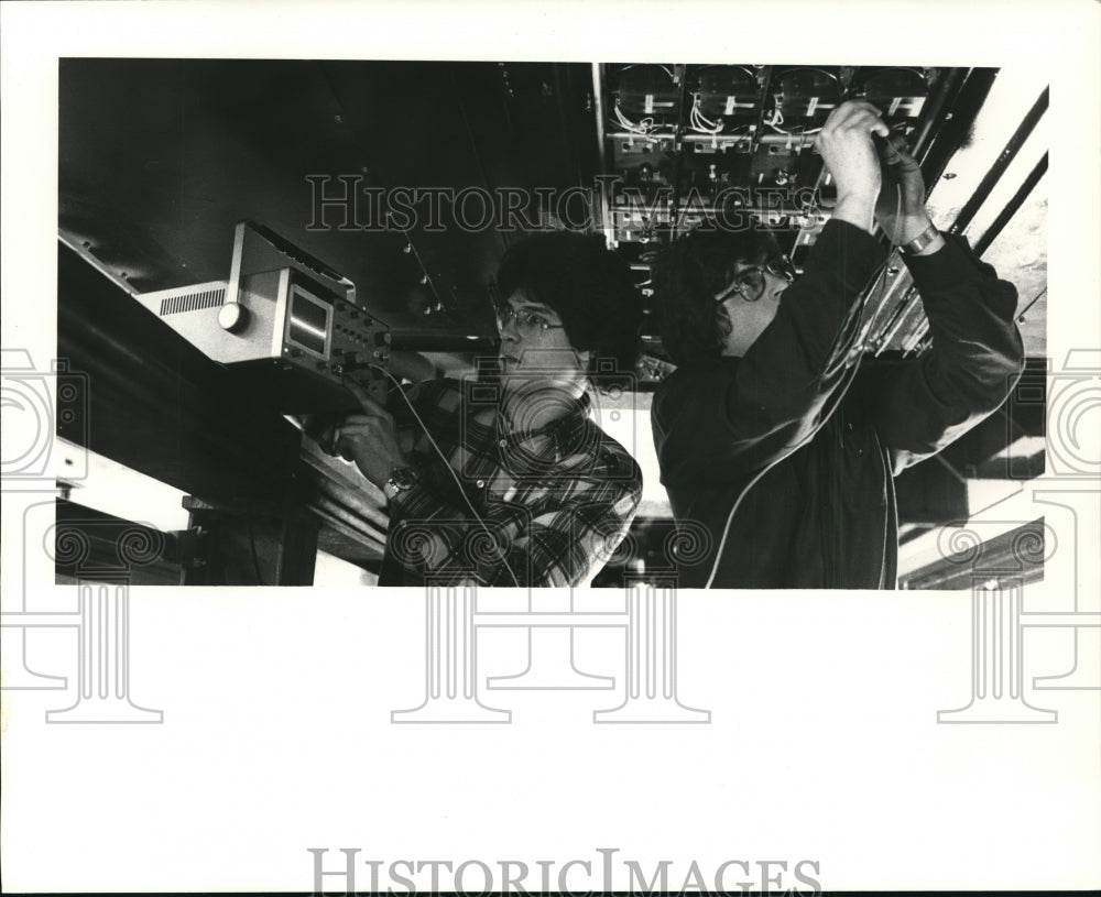 1981 Press Photo Christopher Nehez and Robert Hartman works on the RTA Cars - Historic Images