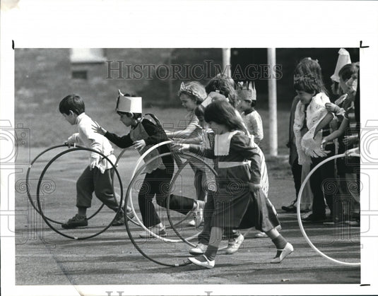 1988 Press Photo Kindergarten pupils during a hula hoop race on Renaissance Day - Historic Images