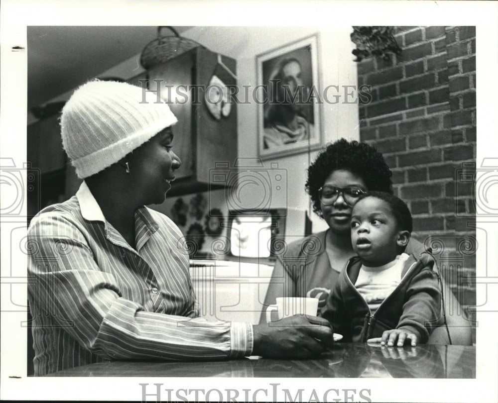 1985 Press Photo Rose Terrell and Wilma Downey of the Park Village apartments - Historic Images