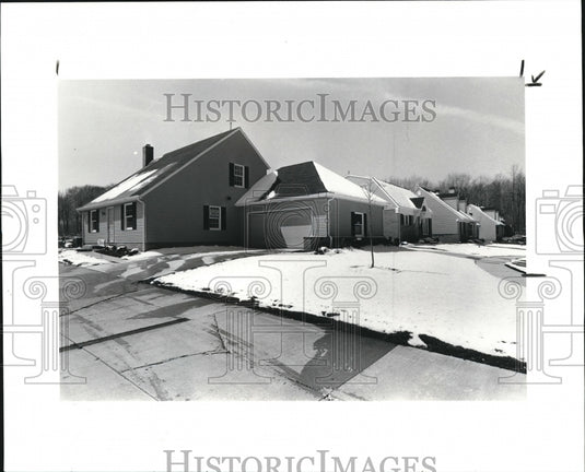 1985 Press Photo The Pinecrest condominiums in Tollis Parkway - Historic Images