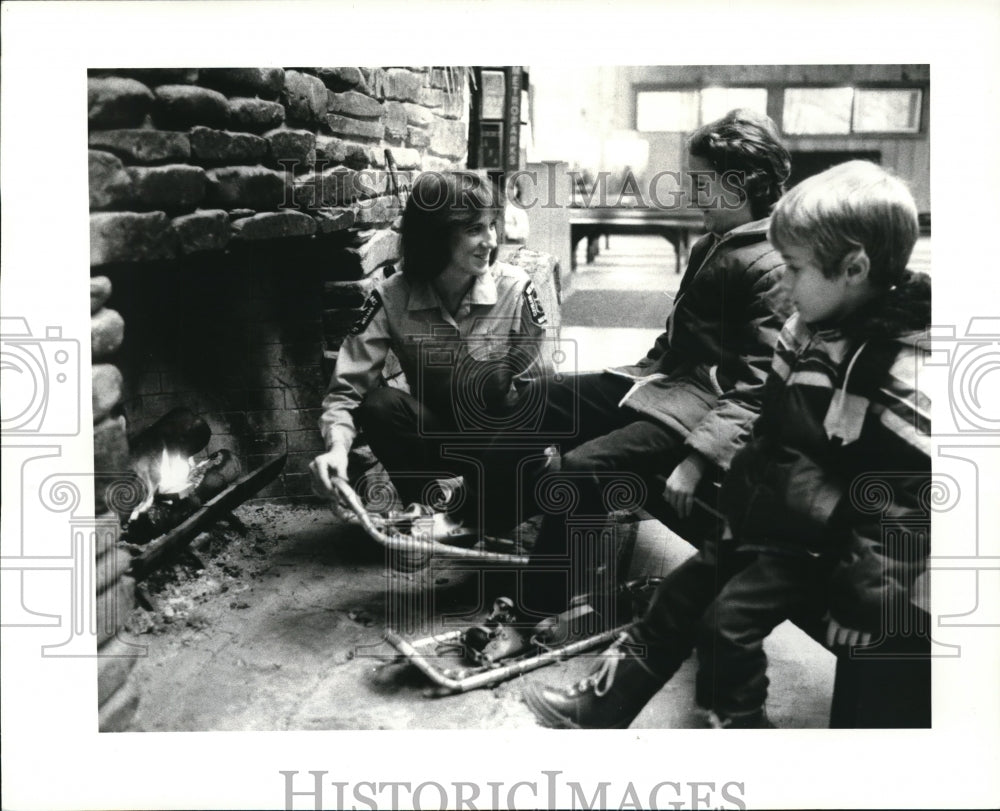 1983 Press Photo Naturalist Barbara Butler and Melissa &amp; Mark Slavick-Historic Images