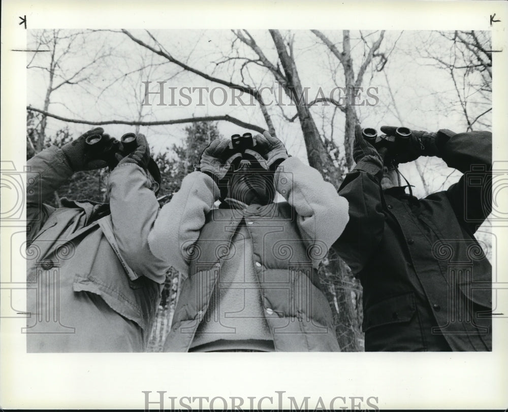 1984 Press Photo Bird walk Leaders with binaculars at Brecksville Metro-Park. - Historic Images