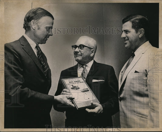 1969 Press Photo Eddy Izzy Moot Pd Driver recived award from Thomas Vail. - Historic Images