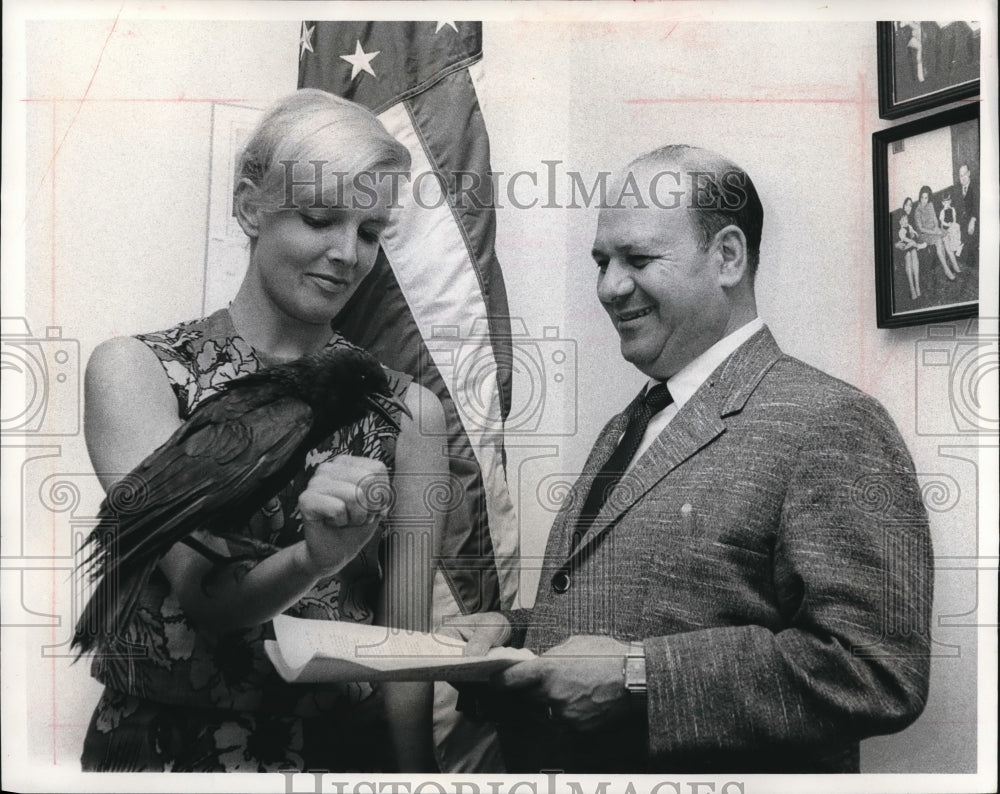 1965 Press Photo Zoologist Phyllis Linnemann with Congressman Frank Anunzio III - Historic Images