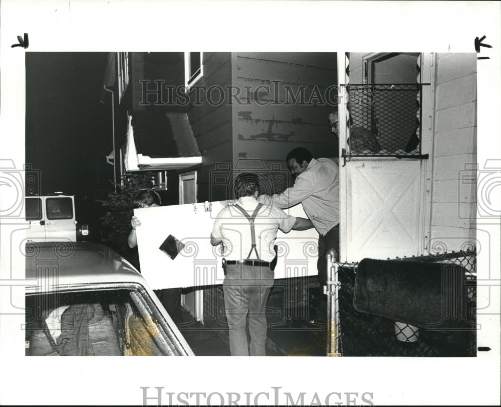 1983 Press Photo Officers remove rear door to house at 10300 Parkview Ave - Historic Images