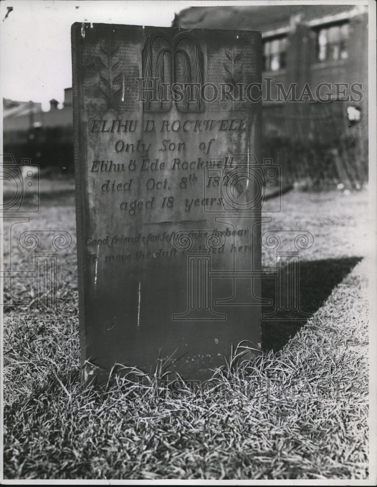 1935 Press Photo Gravestone in Ohio Cemetery - cva87157-Historic Images