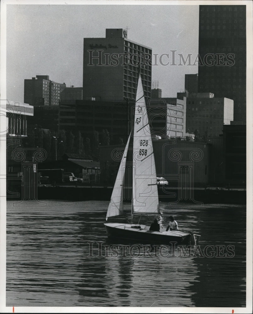 1975 Press Photo Sailboat glides near E 9th St pier in downtown Cleveland - Historic Images