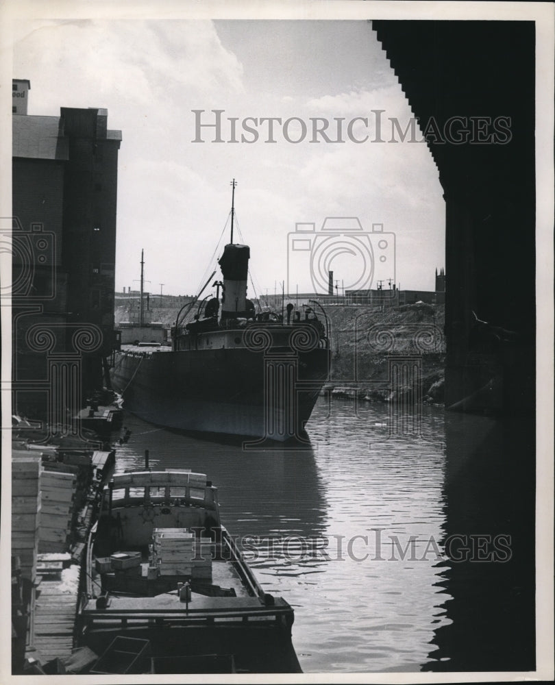 1962 Press Photo The State Fish Company&#39;s boat at the Cuyahoga River - cva87351 - Historic Images