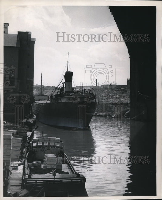 1962 Press Photo The State Fish Company's boat at the Cuyahoga River - cva87351 - Historic Images