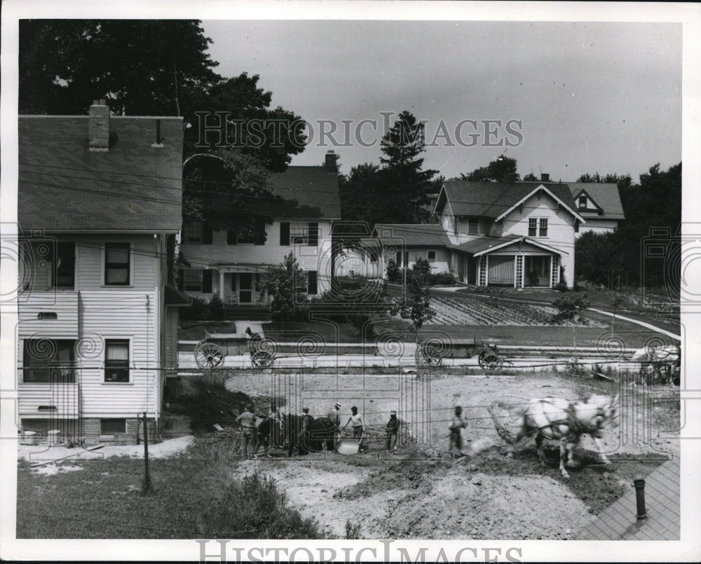 1968 Press Photo People are digging the basement for another house at Mars Ave. - Historic Images
