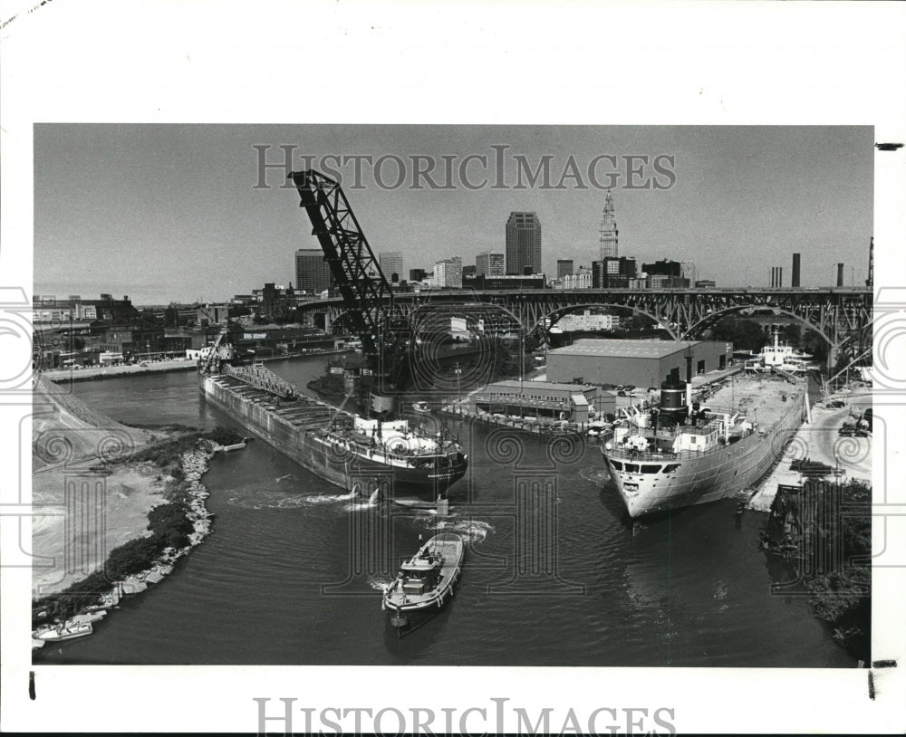 1985 Press Photo Ships at Cuyahoga River - Historic Images