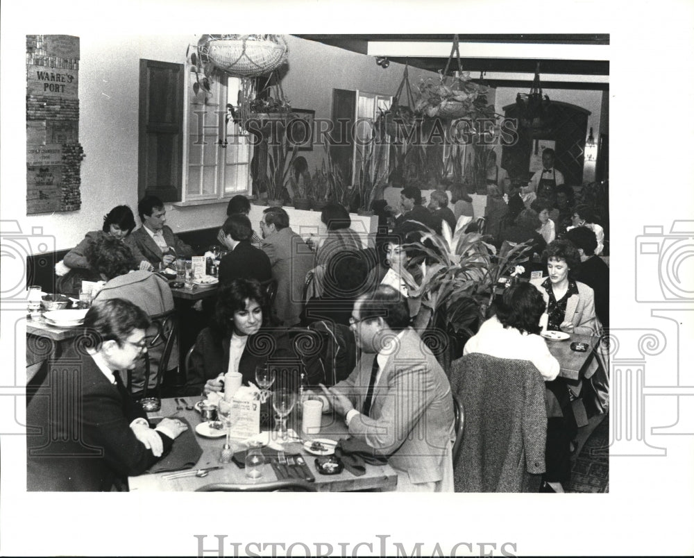 1984 Press Photo Inside Noggins restaurant at 20110 Van Aken Boulevard - Historic Images