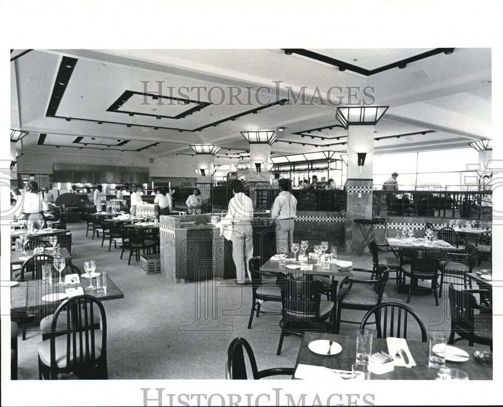 1987 Press Photo Employees ready the Ninth Street grill in Galleria for customer - Historic Images