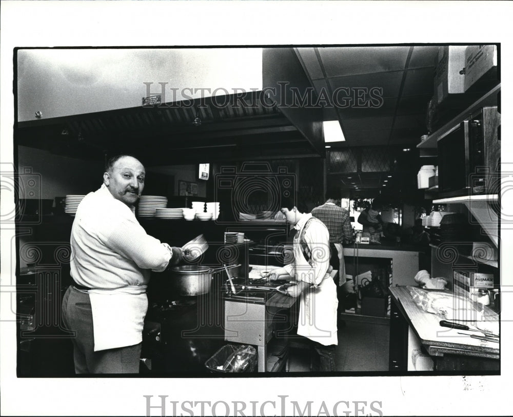 1985 Press Photo Papa Nick&#39;s on Clifton- Nick Pamphilis in his kitchen - Historic Images