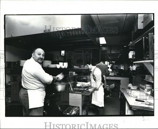 1985 Press Photo Papa Nick's on Clifton- Nick Pamphilis in his kitchen - Historic Images
