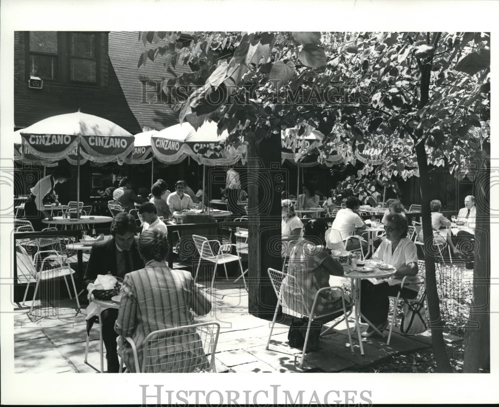 1984 Press Photo Dining Setup in That Place on Bellflower Restaurant - Historic Images