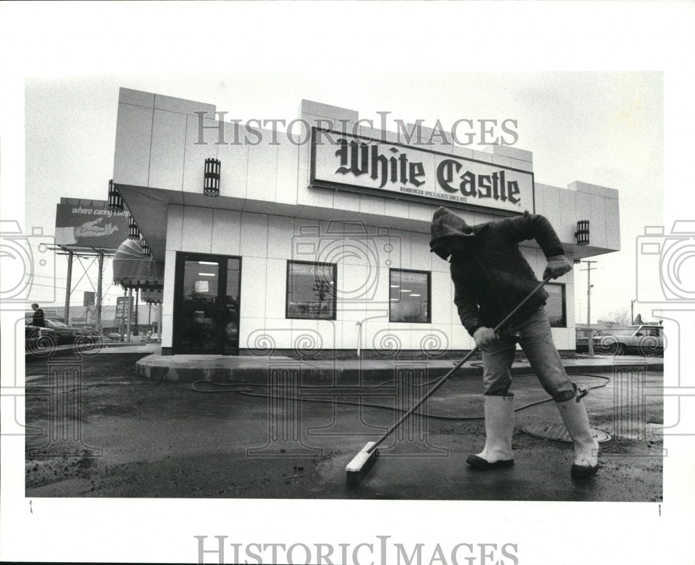 1987 Press Photo Bruce Lisy sweeps front of White Castle at cor of Pearl Rd - Historic Images
