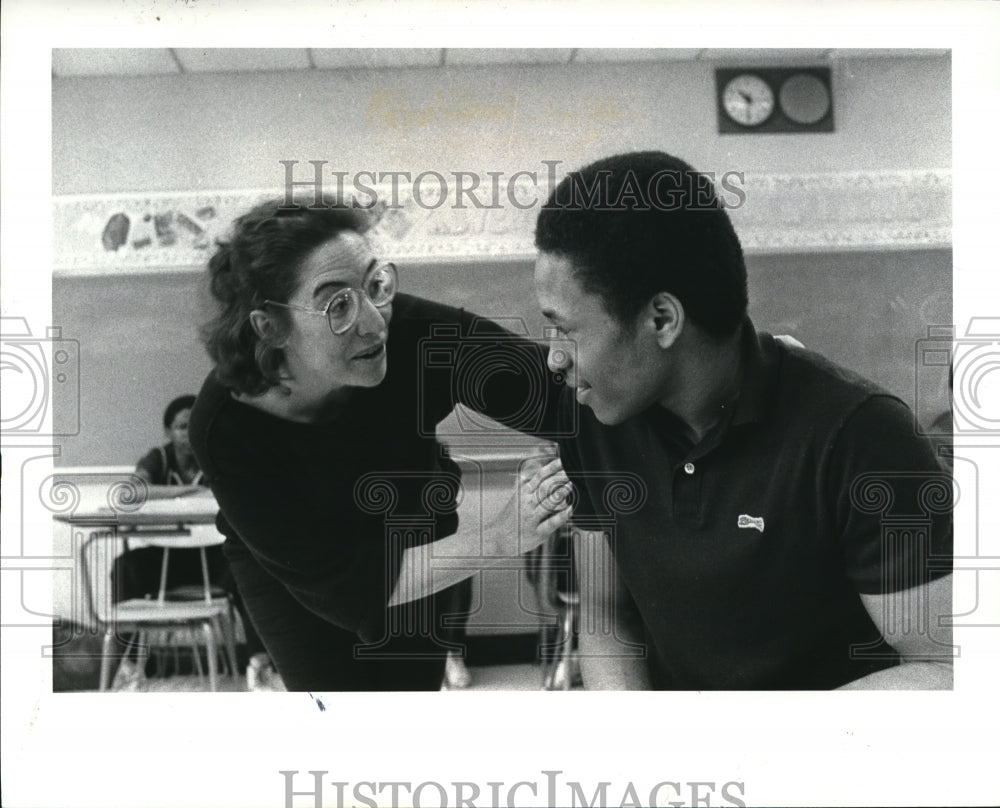 1984 Press Photo Ernest Jackson student at Jane Adams School during Shakespeare - Historic Images