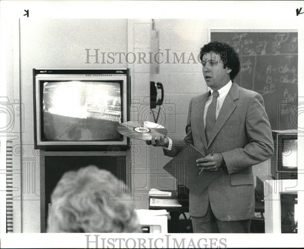 1984 Press Photo Thomas H. Held of MetaMedia Systems at Jane Addams High School. - Historic Images