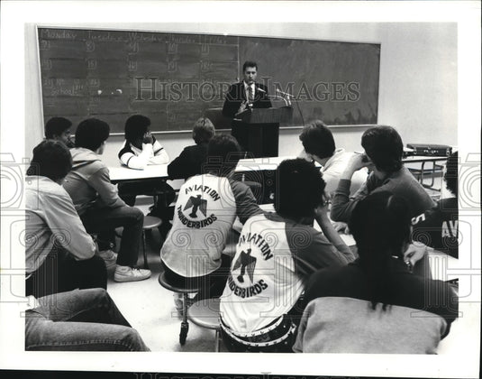 1985 Press Photo Announcement at Aviation High School - Historic Images