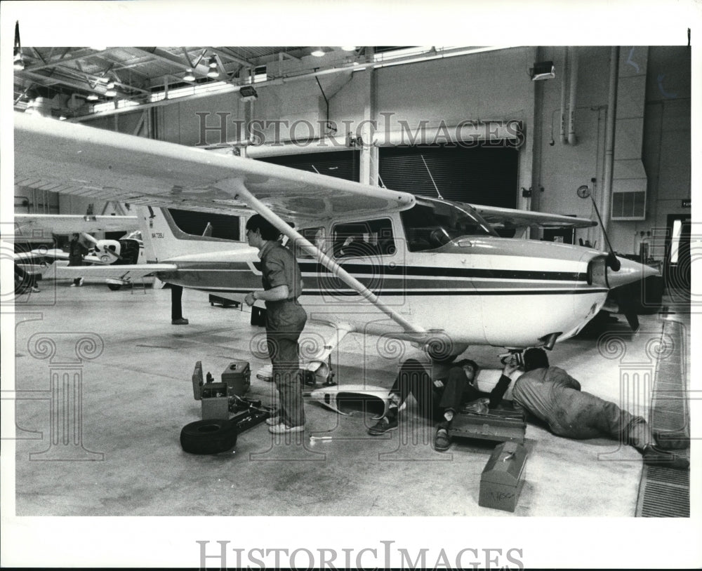 1984 Press Photo Students work on planes at Aviation High School - Historic Images