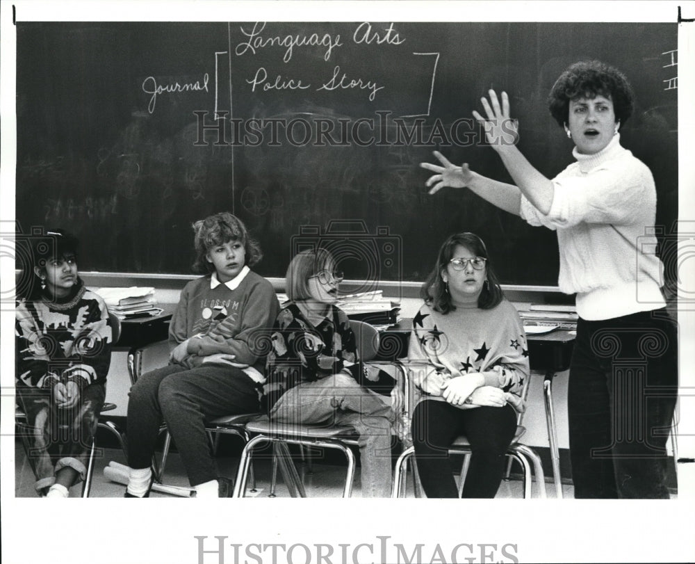 1988 Press Photo Storyteller Becky Hill at Brady Middle School - Historic Images