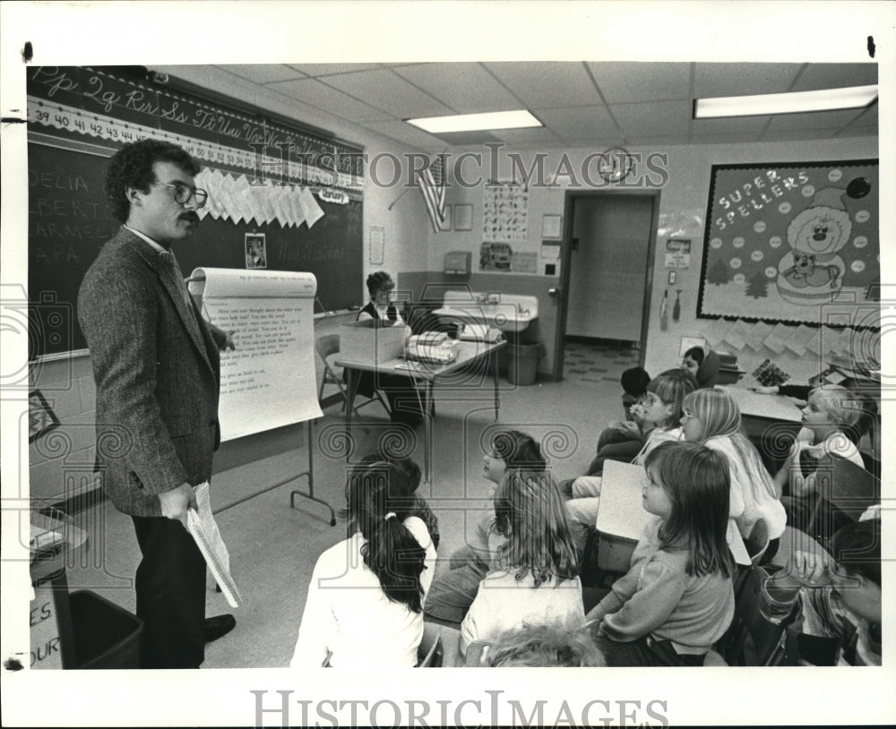 1986 Press Photo Steve Traina teaches a class at Brunswick School - Historic Images