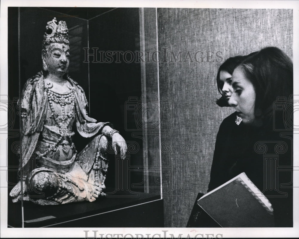 1968 Press Photo Kay Keiler &amp; Louise Geer at Yuan Dynasty Exhibition - Historic Images