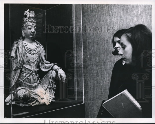 1968 Press Photo Kay Keiler & Louise Geer at Yuan Dynasty Exhibition - Historic Images