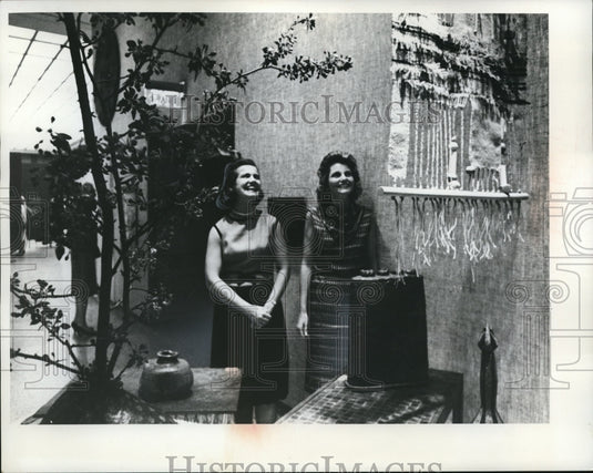 1965 Press Photo Mrs Rollin P White III & Mrs Howard F Stirm at May Show - Historic Images