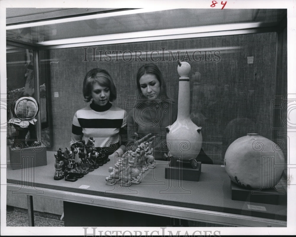 1968 Press Photo Students checking the art displays in Museum of Art, May Show - Historic Images