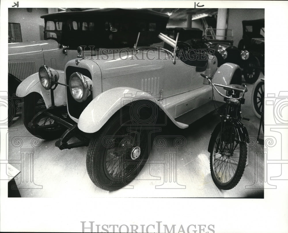 1983 Press Photo The Two Old Cars display in Crawford Auto Museum - Historic Images