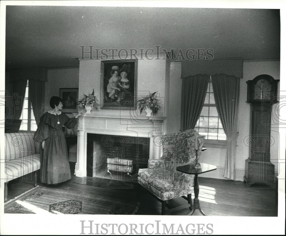 1980 Press Photo Mrs.E Suiton in Costume at Restored Victorian Rm Dunham Taverrn-Historic Images