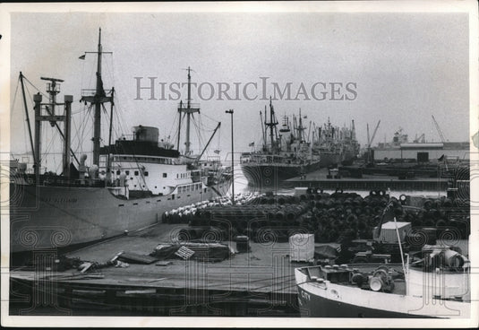 1966 Press Photo A Year End Rush Along Cleveland's Waterfront - cva88231 - Historic Images