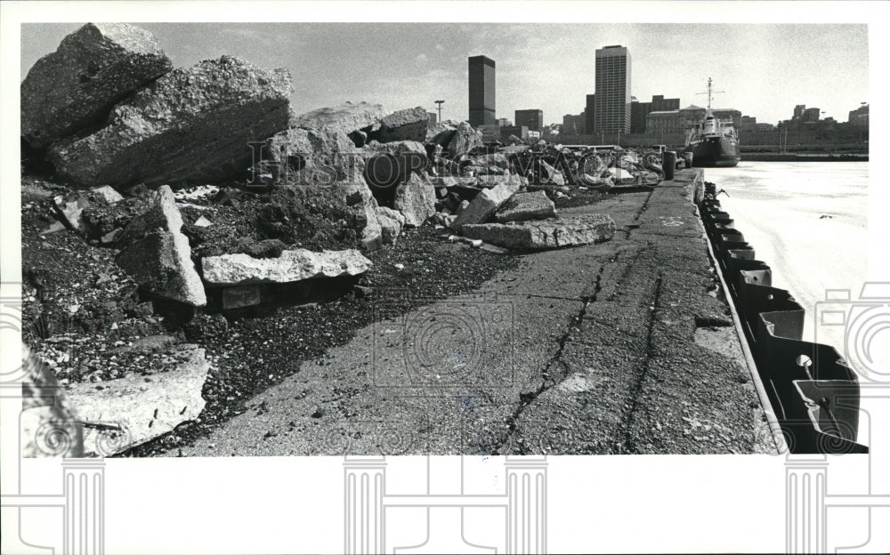 1980 Press Photo Home of Woodbine and Goodtime at Dumping West Side of Pier - Historic Images